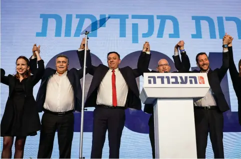  ?? (Flash 90) ?? AVI GABBAY (center) and his Labor colleagues celebrate on primary night.