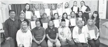  ??  ?? SERAMAI 30 perserta Program Latihan 1 Malaysia GiatMara bergambar kenangan bersama Mohd Fazal Baniamin dan Mushdi Beludtu.