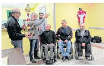  ??  ?? Joël Rembaud, assisté par le président Gérard Robin et par Grégory Perrocheau, a remis un trophée à la section handisport.