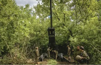  ?? IVOR PRICKETT/THE NEW YORK TIMES 2022 ?? Ukrainian soldiers last spring in the Donetsk region set up an M777 howitzer supplied by the U.S., which has taken the lead in bolstering Ukraine despite the war’s more immediate threat to European nations.