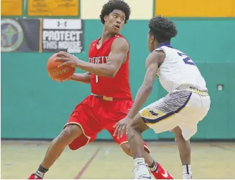  ?? STaFF PHOTO By nanCy Lane ?? PASSING THE TEST: Isaiah Likely looks to make a play against the defense of New Mission’s Charles Mitchell during Everett’s 67-66 victory yesterday.