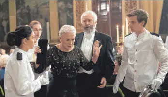  ?? FOTO: SQUAREONE ENTERTAINM­ENT/DPA ?? Joan Castleman (Glenn Close, Mitte) hat die Nase voll, immer nur als Person wahrgenomm­en zu werden, die ihrem Mann Joe (Jonathan Pryce, zweiter von rechts) den Rücken freihält.