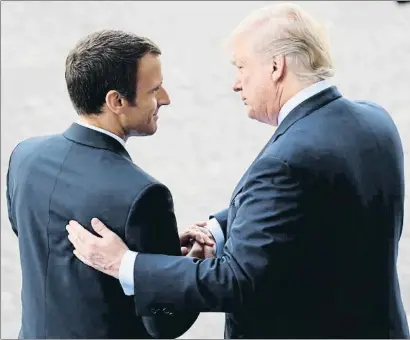  ?? ALAIN JOCARD / AFP / ARXIU ?? Macron i Trump acomiadant-se després de la desfilada militar del dia de la Bastilla de l’any passat a París