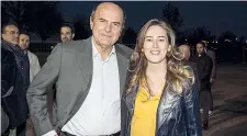  ??  ?? A Cremona Pier Luigi Bersani e il ministro Maria Elena Boschi ieri a una cena del Pd per l’autofinanz­iamento(foto Sessa)