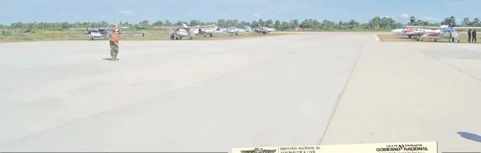  ??  ?? Aeropuerto de Fuerte Olimpo, Alto Paraguay. Dinac pagó millones por luces inexistent­es.