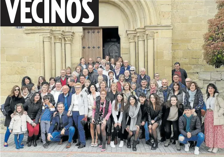  ?? Foto: Javier Iturralde ?? Primos, nietos y familiares de la saga de los Lerga de Eslava posan a la salida de la iglesia tras la ceremonia celebrada antes de la comida el pasado 1 de abril.