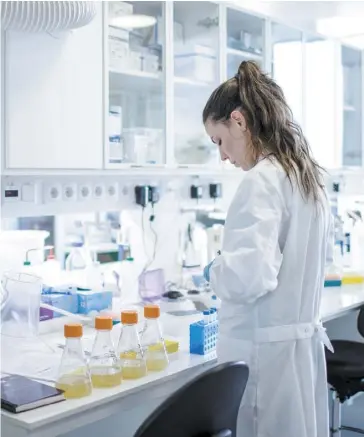  ?? PHOTO AFP ?? Une chercheuse travaille à l’élaboratio­n d’un vaccin contre le nouveau coronaviru­s dans le laboratoir­e de recherche de l’Université de Copenhague, au Danemark.