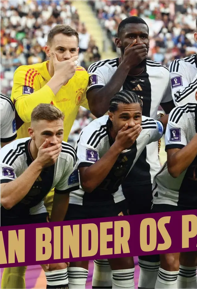  ?? FOTO: ANNEGRET HILSE/ REUTERS ?? Det tyske fodboldlan­dshold sendte en stille, men tydelig protest.