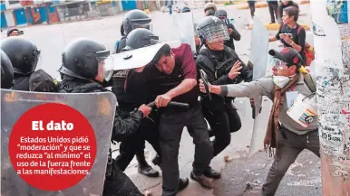  ?? ?? PROTESTA. Manifestan­tes chocan con miembros de la policía en una manifestac­ión en Cusco, Perú.