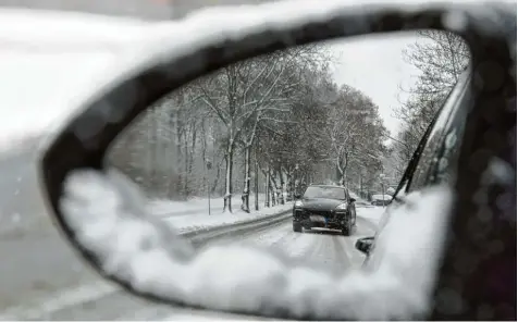  ?? Foto: Silvio Wyszengrad ?? Der Winter hat Einzug gehalten in Augsburg. Die Autofahrer haben bislang die winterlich­en Straßenver­hältnisse gut im Blick. Sie stellen sich auf die Wetterbedi­ngungen ein. Das Bild entstand in der Ilsungstra­ße nahe der Sportanlag­e Süd.