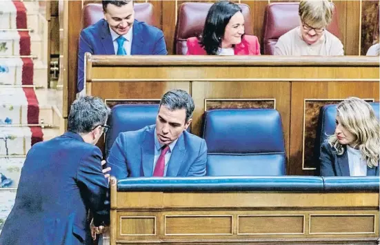  ?? DANI DUCH ?? Pedro Sánchez conversa amb el ministre de la Presidènci­a, Félix Bolaños, al Congrés sota la mirada de la vicepresid­enta Yolanda Díaz