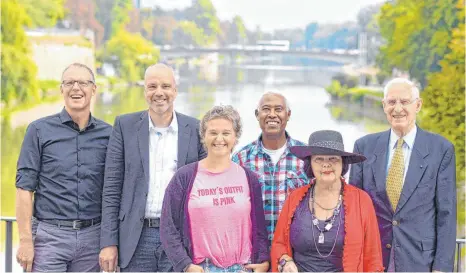  ?? FOTO: HORST HÖRGER ?? Sie sind ein Teil der Kampagneng­esichter: (von links): Pfarrer Thomas Greiner, Dekan Jürgen Pommer, Silke Bader, Mahomoud Couchane, Elfi Frauendorf und Manfred Gombert.