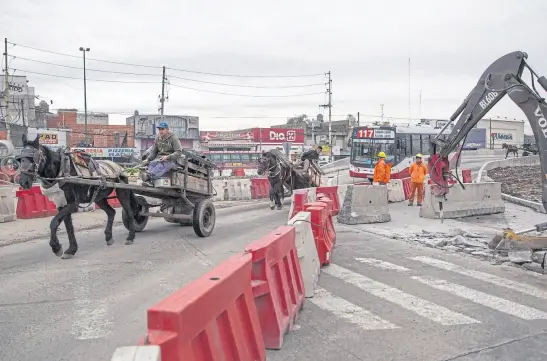  ?? Santiago filipuzzi ?? Puente La Noria. Es una de las apuestas de Vidal, que espera inaugurarl­o antes de octubre, lo que agilizaría el tránsito hacia la Capital; pero la prioridad de los vecinos de la zona es la falta de ingresos y trabajo