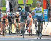  ?? /AFP ?? Scorching victory: Australian Caleb Ewan, right, leads the field home at the first stage of the Tour Down Under.