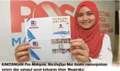  ??  ?? KAKITANGAN Pos Malaysia, Nurshafiqa Mat Kasim menunjukka­n setem dan sampul surat keluaran khas ‘Negaraku’.