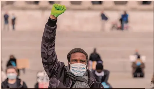  ??  ?? Peu de pays publient des données sanitaires filtrées par race ou par ethnie, mais dans ceux qui le font, la pandémie semble tuer davantage
de personnes issues de minorités raciales.