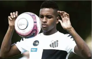  ?? Ivan Storti/divulgação/santosfc ?? O atacante Rodrygo, de 17 anos, tem cinco gols marcados nesta temporada; após ser elogiado por Jair Ventura, o garoto afirmou que a ficha ainda não caiu