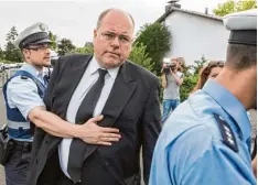  ?? Foto: Boris Rössler, dpa ?? Polizisten stoppten Helmut Kohls Sohn Walter auf dem Weg in sein Elternhaus in Lud wigshafen zunächst.