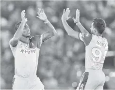  ??  ?? Rajasthan Royals bowler Jofra Archer (L) celebrates with his teammate Dhawal Kulkarni (R) after he dismissed Kings XI Punjab cricketer Chris Gayle during the 2019 Indian Premier League (IPL) Twenty20 cricket match between Kings XI Punjab and Rajasthan Royals at the Punjab Cricket Associatio­n Stadium in Mohali. - AFP photo