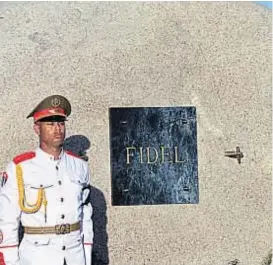  ?? (AP) ?? En el centro de la piedra. Una placa de mármol contiene sólo un nombre: Fidel. El lugar fue visitado por más de 500 mil personas en un año.