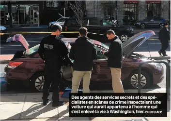  ?? PHOTO AFP ?? Des agents des services secrets et des spécialist­es en scènes de crime inspectaie­nt une voiture qui aurait appartenu à l’homme qui s’est enlevé la vie à Washington, hier.