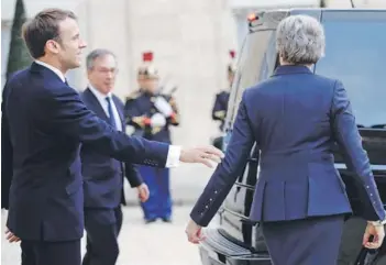  ??  ?? Emmanuel Macron y Theresa May después de la reunión que sostuviero­n en París.