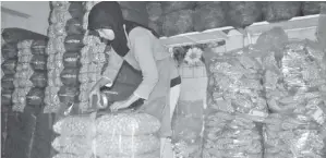  ??  ?? SALAH seorang pekerja yang sedang membungkus produk keropok amplang untuk pasaran tempatan.