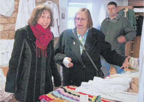  ?? FOTO: FRANZ MAYER ?? Zeugnisse einstigen Hausfrauen­fleißes sind im Museum am Tor in Lauchheim zu bestaunen.