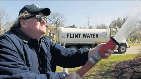  ?? [ Polyfilm ] ?? Die einzige lustige Szene: Michael Moore wässert den Rasen des Gouverneur­s von Michigan mit verunreini­gtem Wasser aus Flint.