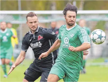  ?? FOTO: THOMAS WARNACK ?? Zwei maßgeblich­e Männer am Samstag: Da schaut Bergs Torschütze Nikolas Deutelmose­r (hinten) ganz schön streng. Beim 1:1 gegen den FV Altheim und Patrick Spies, der mit einem Schuss den Altheimer Ausgleich einleitet, lassen die Berger weitere Zähler...