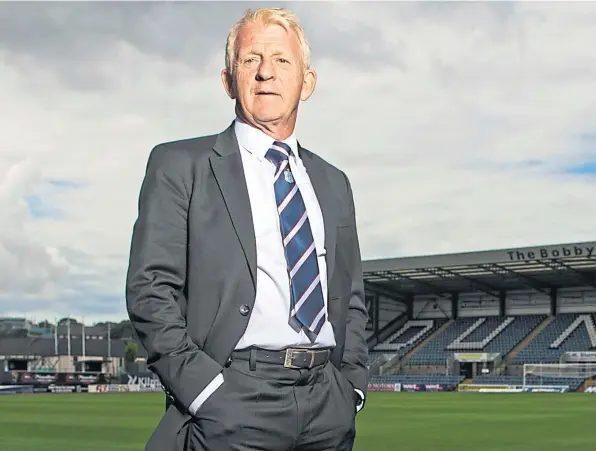  ?? Picture: SNS Group. ?? Gordon Strachan, the club’s technical director, has been helping Dark Blues boss James Mcpake, left.