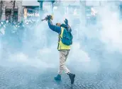  ?? PHOTO AFP ?? Les forces de l’ordre ont tout de même eu recours aux gaz lacrymogèn­es à quelques reprises, dont ici sur l’avenue des Champs-élysées, à Paris.