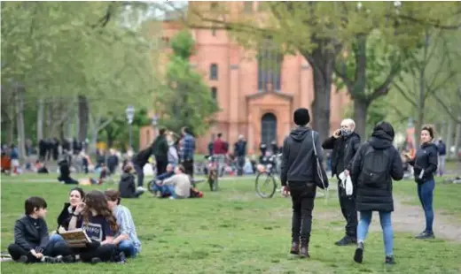  ?? © afp ?? 1 mei: gezellige drukte in een park in Berlijn-Kreuzberg. Alleen een mondmasker wijst erop dat de epidemie nog niet achter de rug is.