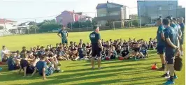  ??  ?? Die Fußballsch­ule „ Kick it like Niki“imTraining­slager in Sukosan