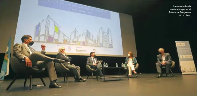  ?? ERASMO FENOY ?? La mesa redonda celebrada ayer en el Palacio de Congresos de La Línea.