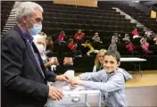  ??  ?? L’élection du conseil municipal de jeunes, pour deux ans, s’est déroulée dans la grande salle du théâtre municipal. (Photo F. B.)