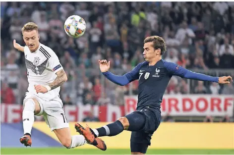  ?? FOTO: DPA ?? Der Dortmunder Marco Reus (links) kommt gegen Frankreich­s Weltmeiste­r Antoine Griezmann zum Flanken.