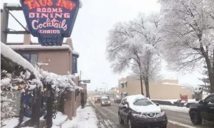  ?? Reuters ?? SNOW HITS NEW MEXICO: Traffic moved through the town centre after a major winter storm dropped around 21cm of snow in Taos, New Mexico, on Friday.