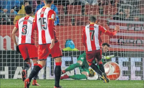  ??  ?? EL PRIMERO. Stuani abrió el marcador ante el Athletic con un tanto de penalti que no pudo evitar Herrerín.