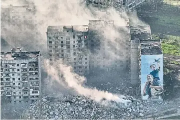  ?? ?? WASTELAND: Smoke rises from a building in Bakhmut, which Russia claims to control.