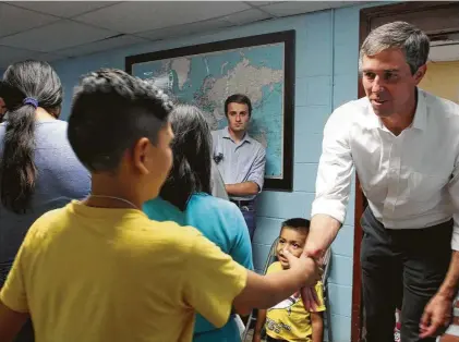  ?? Herika Martínez / AFP/Getty Images ?? El aspirante a la candidatur­a presidenci­al demócrata Beto O’Rourke saluda a un niño en la Casa del Migrante el 30 de junio en Ciudad Juárez, Chihuahua.