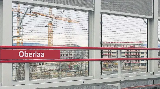  ??  ?? Schon von der neuen U-Bahn-Station aus sieht man, dass Oberlaa im Umbruch ist. In den nächsten Jahren entstehen 1000 neue Wohnungen.