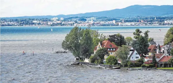  ?? gesehen von Reinhold Köfer vom Turm des Schlosses Montfort aus ?? Stürmische Zeiten in Langenarge­n (siehe auch Bericht unten)