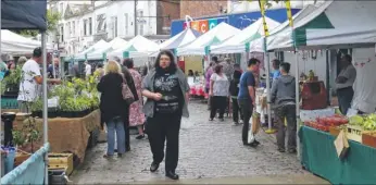  ?? Picture: Matt Bristow FM4408982 ?? The farmers’ market in Ashford Lower High Street