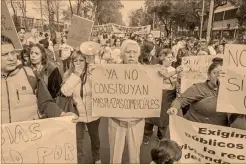  ?? Foto: cuartoscur­o ?? “Si no hay dinero, diputado, dona tu aguinaldo”, fue otra de las demandas que gritaron afectados del 19-S.