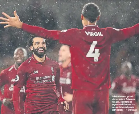  ?? F: GETTY IMAGES ?? Salah celebra su gol del viernes ante el Wolves con Van Dijk, que marcó el segundo del Liverpool tras una asistencia del propio astro egipcio