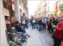  ??  ?? Chahut devant la permanence parlementa­ire de Cécile Muschotti... et jets de chaussures pour dénoncer les « députés godillots ».