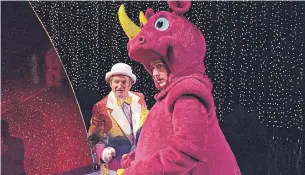  ?? TAKASHI SEIDA ?? Death to Smoochy fully unleashes the dark side of Robin Williams, left, while Edward Norton is perfectly cast as Sheldon Mopes, a.k.a. the titular Smoochy, a naive children’s entertaine­r.