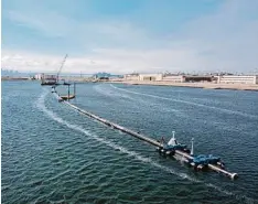  ?? Foto: The Ocean Cleanup, dpa ?? „System 001“ist 600 Meter lang und wurde seit März in der Bucht von San Francisco zusammenge­baut.