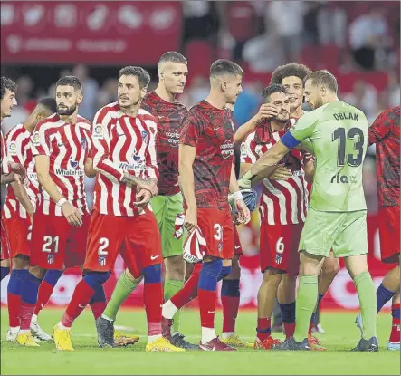  ?? Foto: GETTY ?? Los jugadores del Atlético de Madrid felicitan a Koke tras convertirs­e en el jugador con más partidos de la historia del club